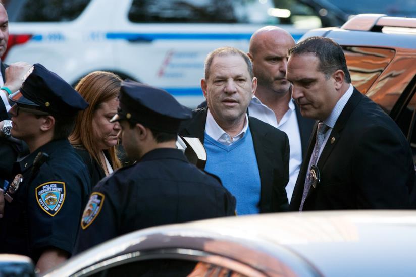 Harvey Weinstein si consegna alla polizia dopo le accuse di stupro Harvey Weinstein si consegna alla polizia