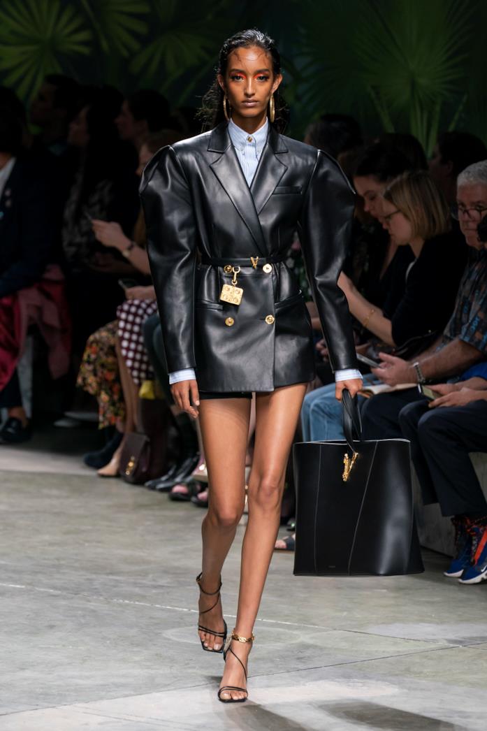 sfilata Versace Un look della sfilata Versace