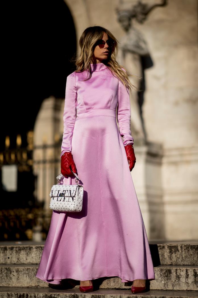 Maxi dress rosa e décolleté Abito lungo a maniche lunghe e scarpe con il tacco