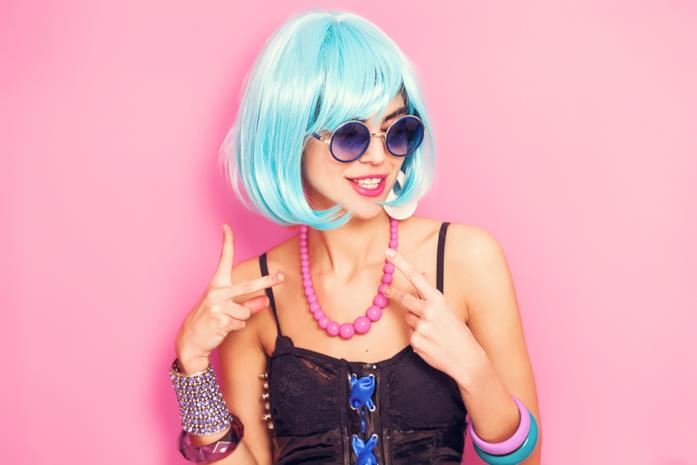 Capelli azzurri Una modella con il caschetto azzurro