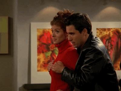 Grace e Will con il reggiseno ad acqua Debra Messing ed Eric McCormack in una scena di Will & Grace