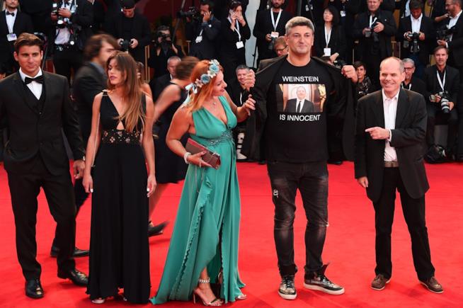 Luciano Silighini Garagnani ha indossato una t-shirt a favore di Harvey Weinstein Luciano Silighini Garagnani con la sua t-shirt pro Weinstein