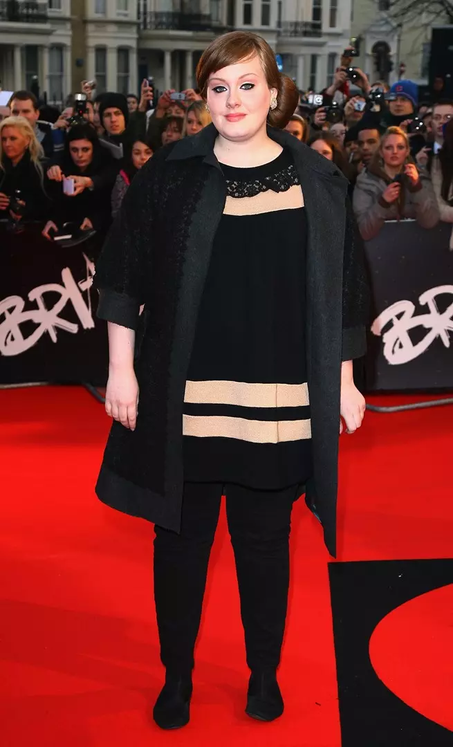 Adele Adele con un abito scuro