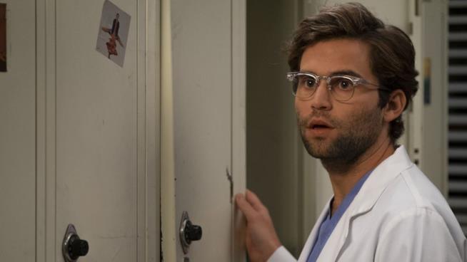 Jake Borelli di Grey's Anatomy ha fatto coming out Il Dr. Levi Schmitt in una scena di Grey's Anatomy 15