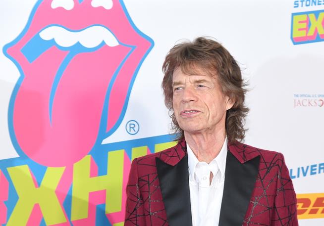 Mick Jagger ha compiuto 74 anni e ha lanciato un doppio singolo Mick Jagger davanti al logo dei suoi Rolling Stones