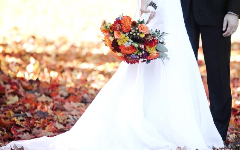 Tutti i consigli per un matrimonio di settembre Sposi su un tappeto di foglie