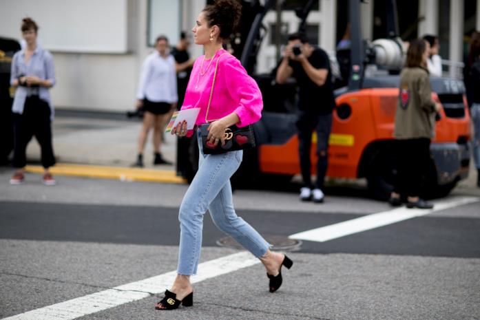Outfit basic con felpa fucsia fluo Felpa fucsia fluorescente abbinata a jeans cropped