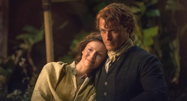 Caitriona Balfe e Sam Heughan in una scena di Outlander Caitriona Balfe e Sam Heughan in Outlander