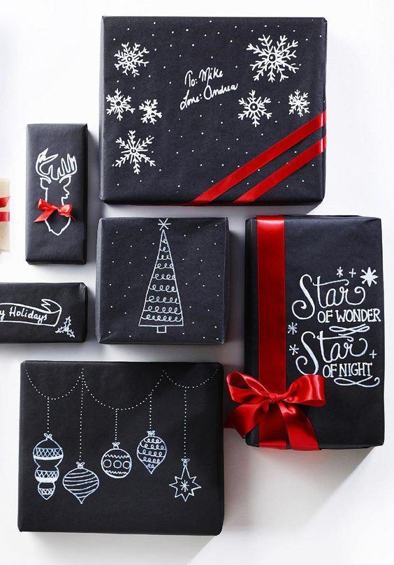 Pacchetti regalo con carta lavagna Pacchetti di Natale con carta lavagna disegnata