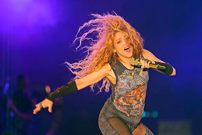 Shakira ha tinto di rosso i suoi capelli Shakira