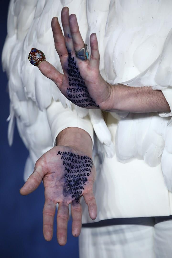 Ezra Miller a Parigi per la prima di Animali fantastici 2 Avada Kedavra, scritto sulle mani di Ezra Miller