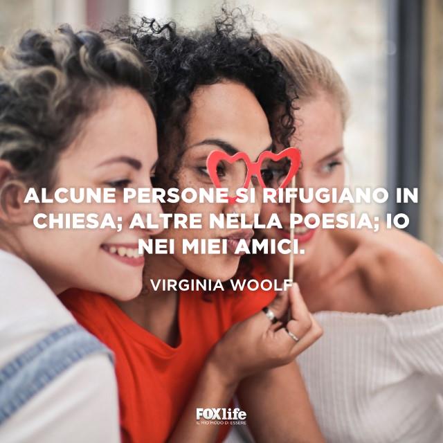 Citazione Woolf Ragazze si scattano una foto insieme