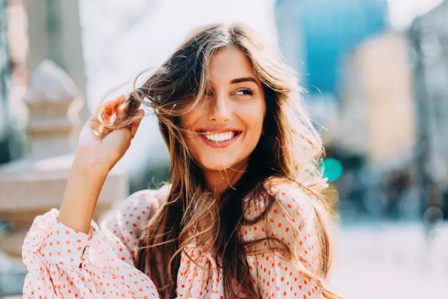 I Baby Hair per un'acconciatura informale Ragazza con abito a pois si tocca i capelli