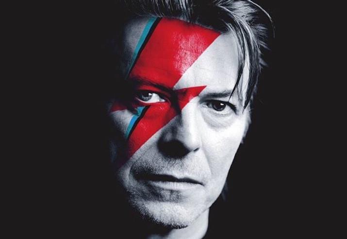 Il fulmine rosso su metà faccia di David Bowie Un primo piano di David Bowie con il famoso fulmine rosso dipinto su metà faccia
