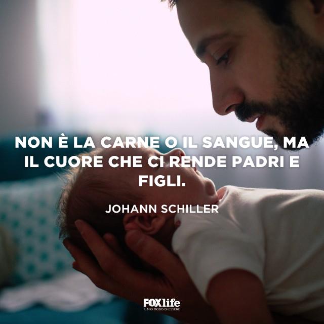Frasi festa del papà: Aforisma Johann Schiller Padre tiene in braccio una bimba piccola