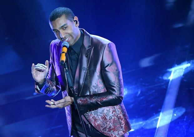 In gara come Nuove proposta di Sanremo 2018 Mudumbi canta Il Mago L'esibizione di Mudimbi a Sanremo 2018