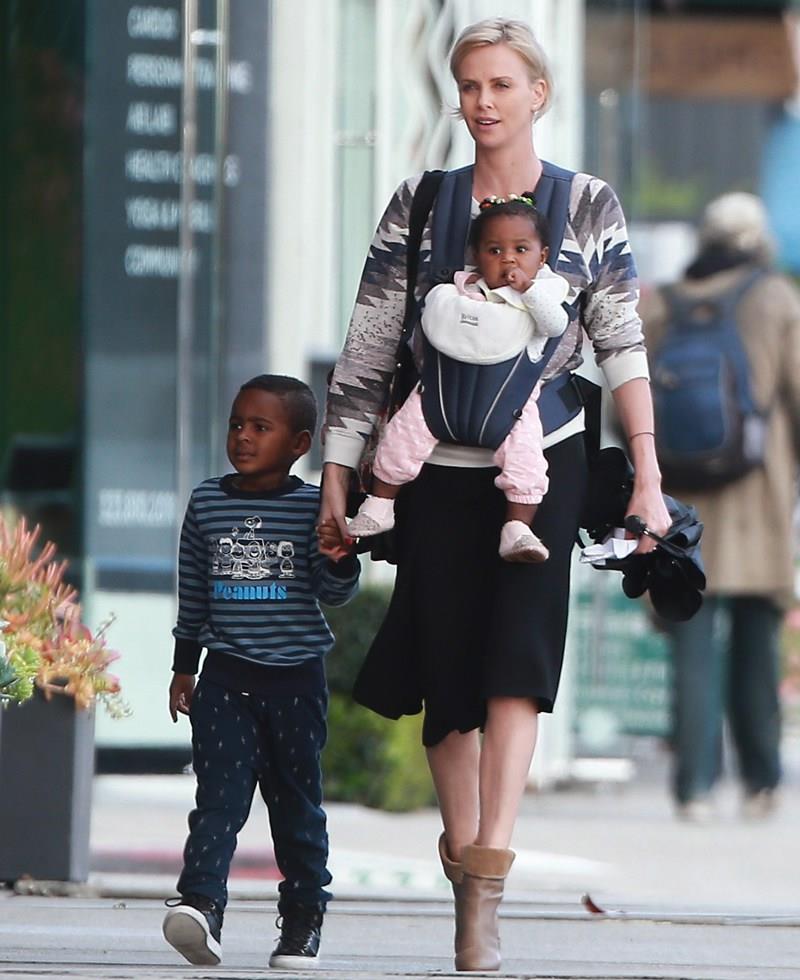 Charlize Theron e i suoi figli L'attrice Charlize Theron a passeggio con i bambini