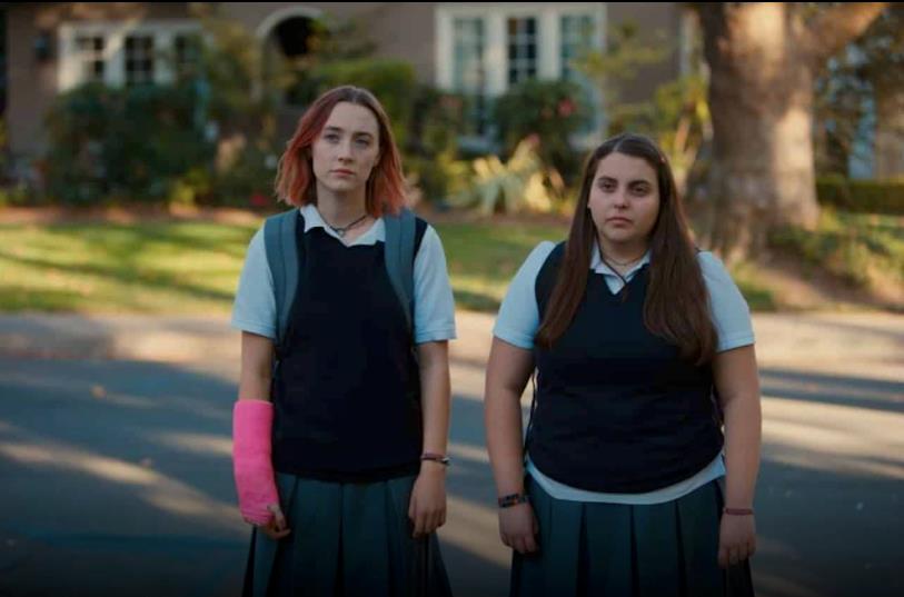 Saoirse Ronan, a sinistra, protagonista del film Lady Bird, in una strada di Sacramento Saoirse Ronan, a sinistra, protagonista del film Lady Bird, qui sul set con Beanie Feldstein
