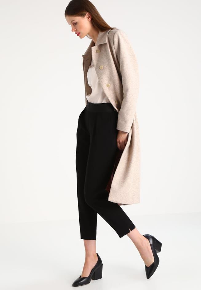 I capi che ogni donna deve avere nell'armadio Il pantalone nero elegante