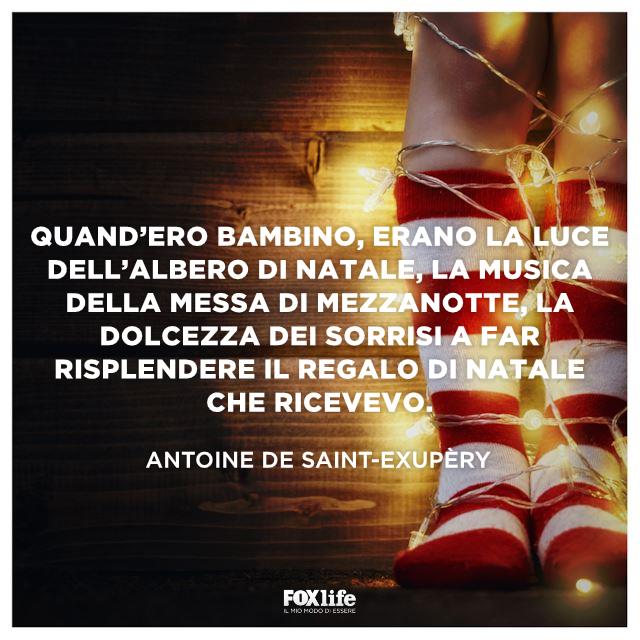 Frase sul Natale Dettaglio di gambe di bambino circondate da luci natalizie