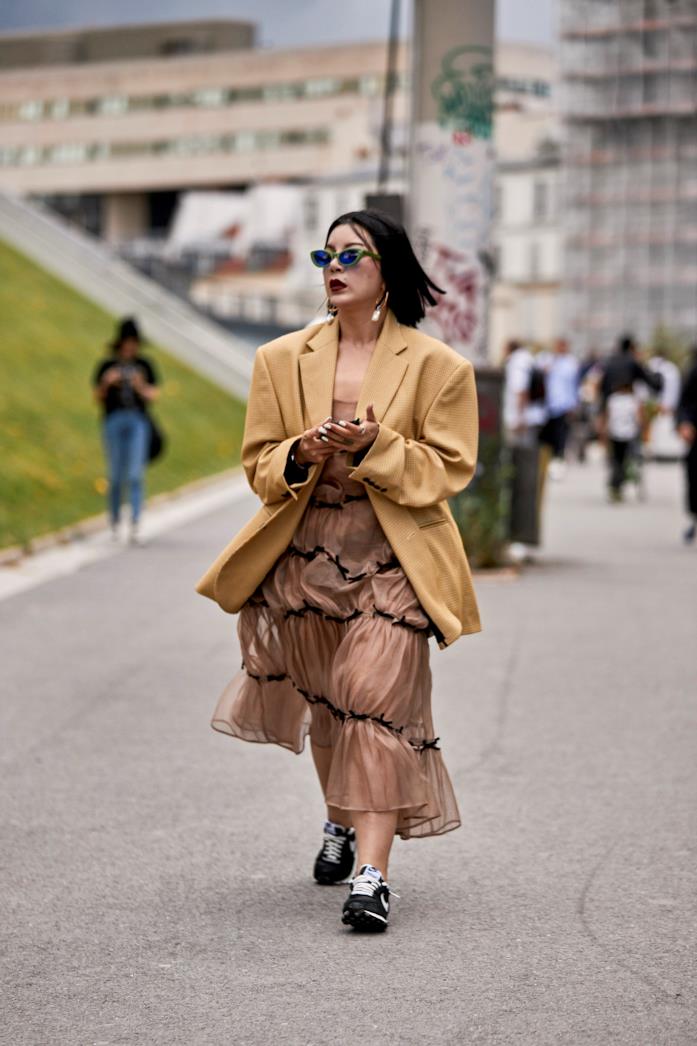 Outfit color sabbia Outfit composto da toni del sabbia dallo Street Style di Parigi 2019