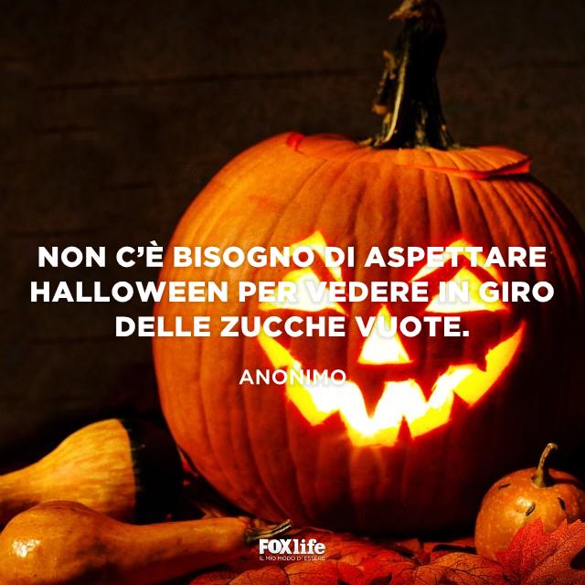 Battuta simpatica su Halloween Zucca intagliata circondata da altre piccole zucche