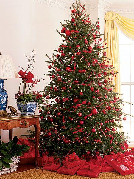 Albero verde e rosso di Natale Albero di Natale tradizionale
