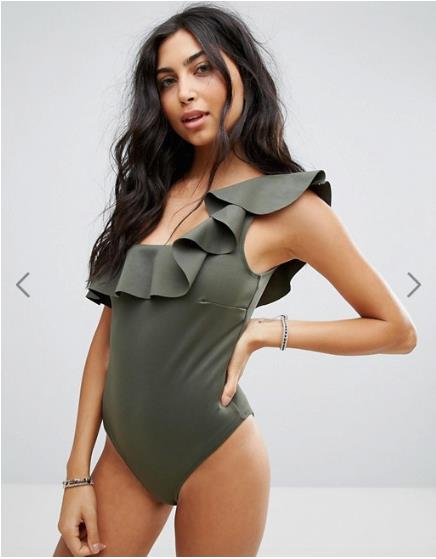 L'intero monospalla con ruche sullo scollo Il verde militare "spegne" la figura, rendendola più snella