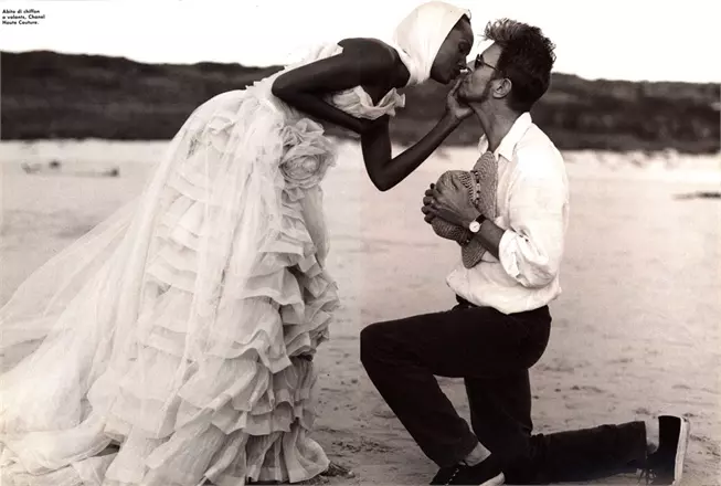 David Bowie e Iman sposi David Bowie è in spiaggia in ginocchio davanti a Iman, in abito da sposa