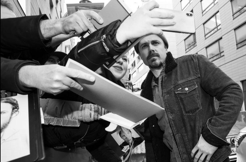 Casey Affleck a Berlino coi fan Casey Affleck nell'abbraccio dei fan tedeschi
