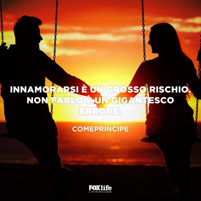 Innamorarsi è un rischio Una coppia si tiene per mano su un'altalena al tramonto