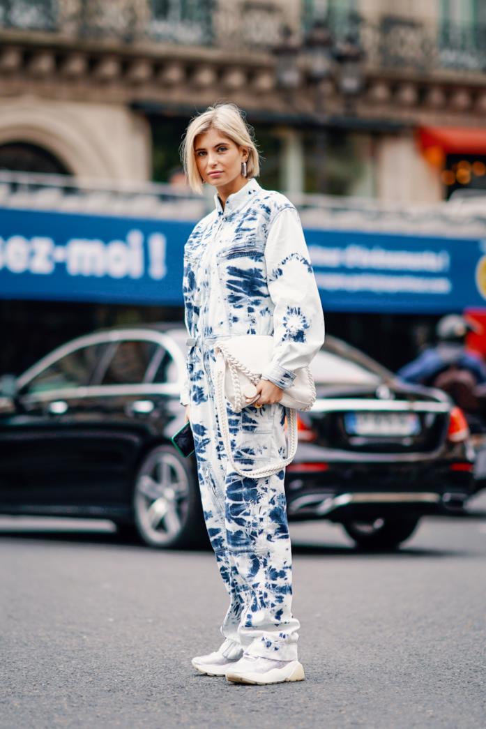 Outfit casual con sneakers Outfit casual con sneakers e jumpsuit tie-dye
