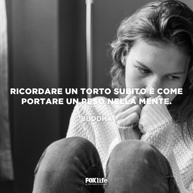 Non bisogna ricordare i torti subiti Ragazza seduta a terra pensierosa e triste