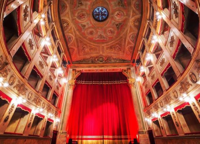 Per San Valentino è stata organizzata, in provincia di Bologna, una romantica cena a teatro Il Teatro Comunale di San Giovanni in Persiceto
