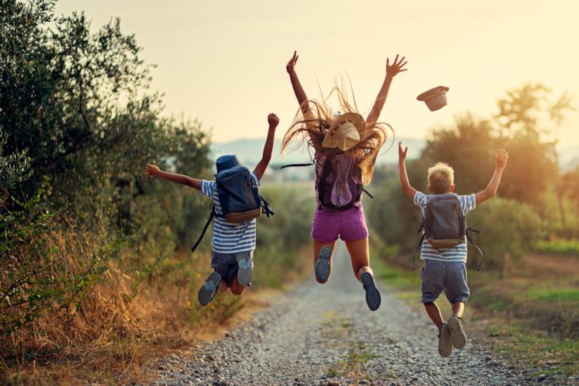 Vacanze in famglia Gruppo di bambii che salta insieme
