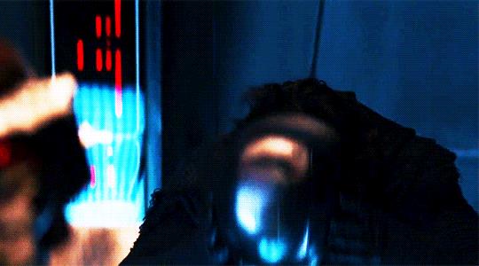 Adam Driver si toglie la maschera di Kylo Ren in Il risveglio della forza Gif di Adam Driver ne Il risveglio della Forza