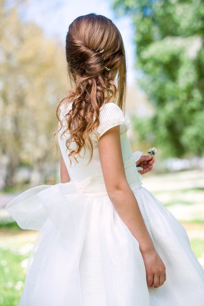Bambina con coda e boccoli HDImaxTree. Acconciatura Prima Comunione