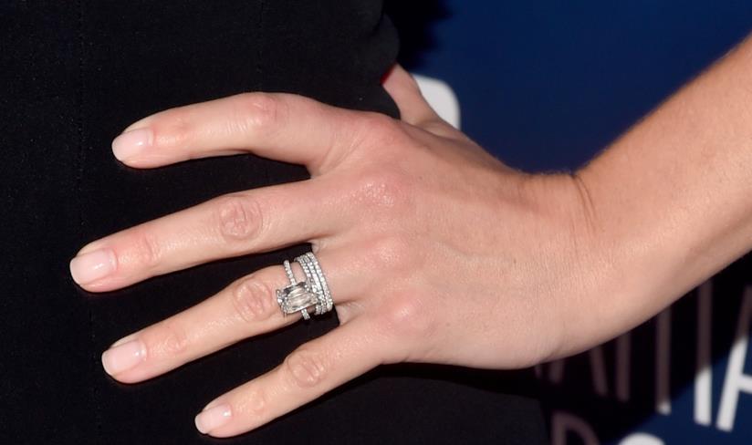 Lo smalto trasparente o nude, il trend nail di Venezia Red carpet con smalto bianco