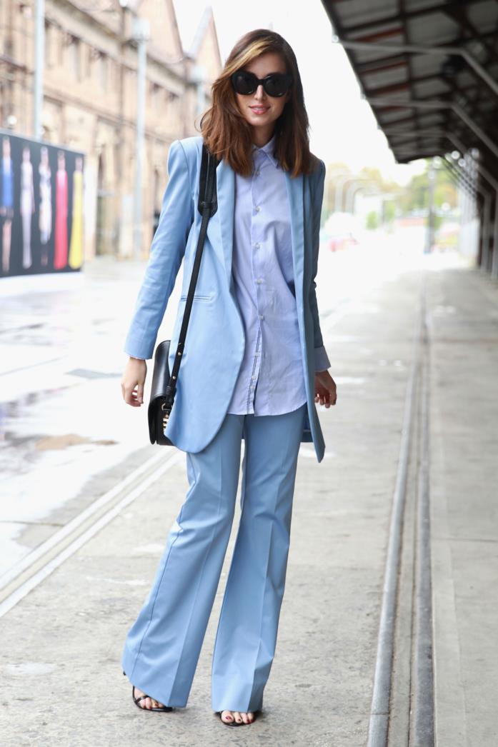 Completo giacca-pantalone e sandali con il tacco Total look nei toni dell'azzurro