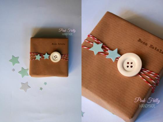 Pacchetto di Natale con decorazioni a bottoni Pacchetto di Natale decorato con i bottoni