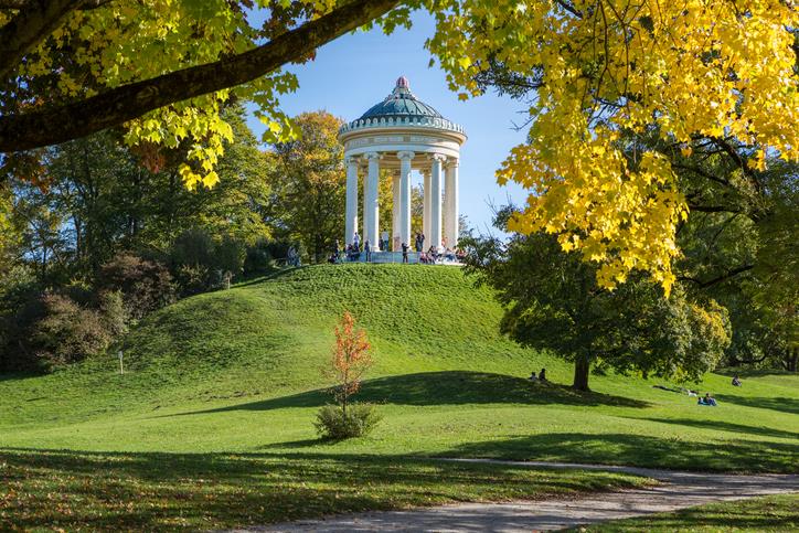 Englischer Garten di Monaco di Baviera Un tempietto neoclassio all'Englischer Garten di Monaco di Baviera.