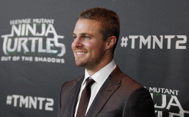 Stephen Amell di Arrow posa nudo in piscina Stephen Amell