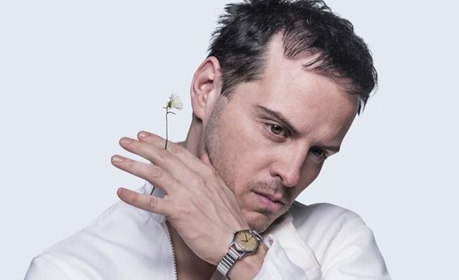 Andrew Scott nella locandina dell'Amleto Nadrew Scott è Amleto per lo spettacolo di Robert Icke nel West End