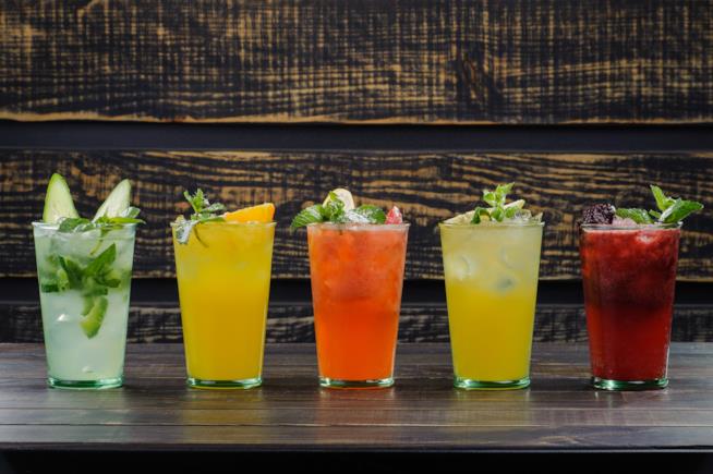 I cocktail più in dell'estate Cinque cocktail in fila colorati e buonissimi