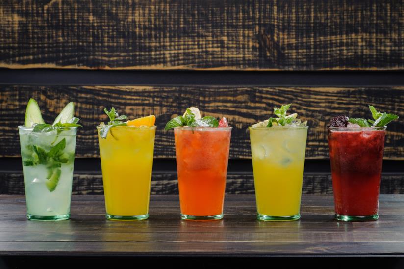 I cocktail più in dell'estate Cinque cocktail in fila colorati e buonissimi