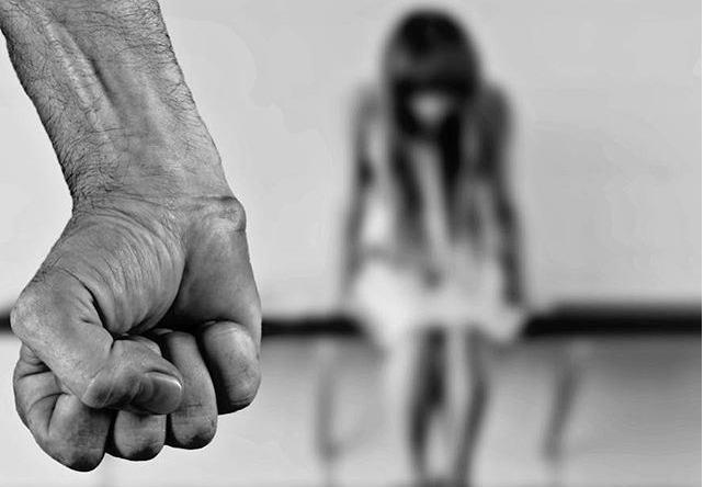 Tutte le strategie che le donne applicano per difendersi e proteggersi dalle aggressioni e dalle violenze degli uomini App antistupro, telecamere e taxi rosa per difendere le donne dalle violenze esterne