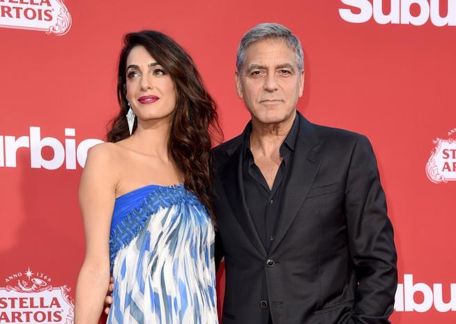 George Clooney svela le molestie subite dalla moglie Amal Primo piano di George Clooney e Amal