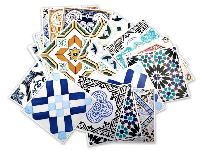 Le piastrelle adesive decorate con motivi simili alle azulejos sono la soluzione più semplice ed economica per rinnovare alcuni angoli della casa Piastrelle adesive decorate con motivi e colori tradizionali portoghesi