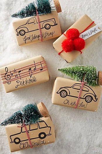 Pacchetti di Natale decorativi Pacchetti di Natale con mini abiti fissati in cima