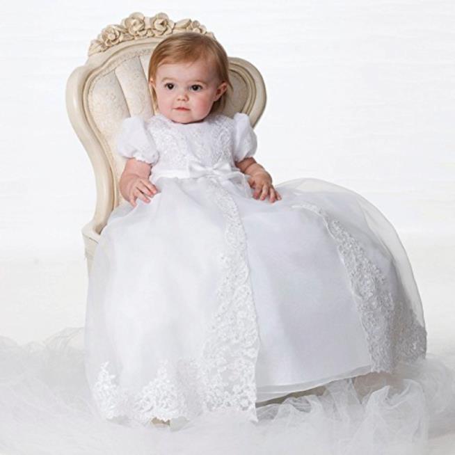 Abito da battesimo tradizionale Bambina con tradizionale abito da battesimo